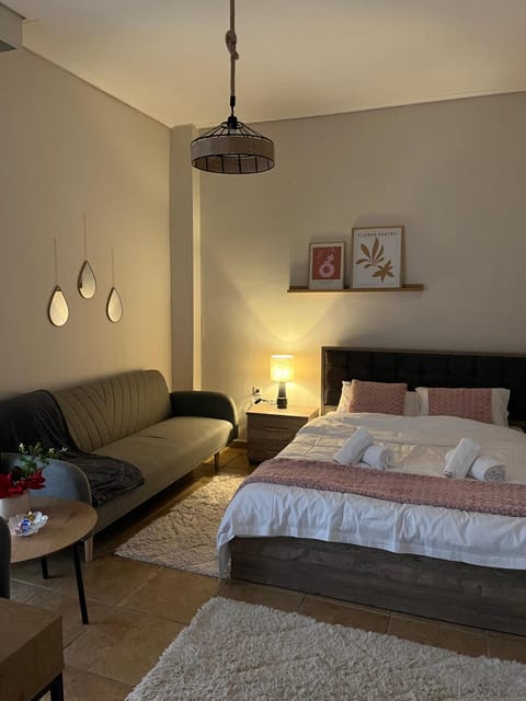 Bed, Photo of the whole room, Seating area, Bedroom