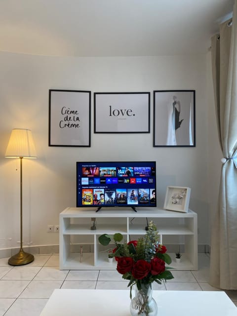 Appartement 2 pièces avec Projecteur à 100m du métro Apartment in Saint-Denis, France