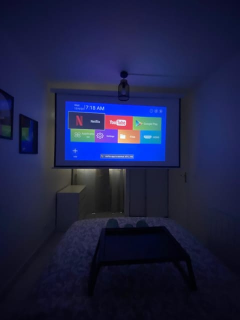Appartement 2 pièces avec Projecteur à 100m du métro Apartment in Saint-Denis, France