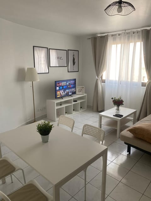 Appartement 2 pièces avec Projecteur à 100m du métro Apartment in Saint-Denis, France