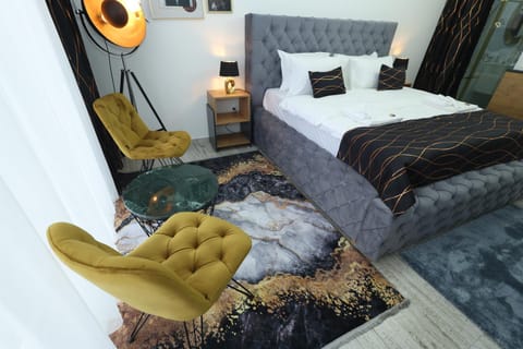 Bed, Living room, Photo of the whole room, Seating area, Bedroom