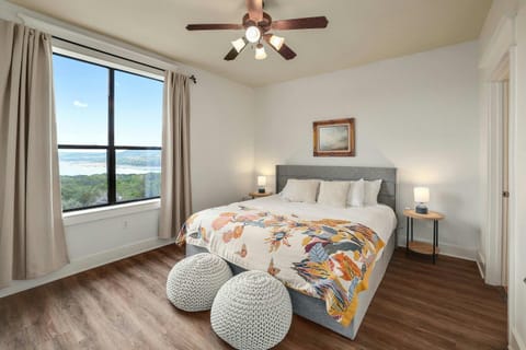 Hill Country Hideaway - The Hollows by Lake Travis House in Jonestown