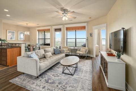 Hill Country Hideaway - The Hollows by Lake Travis House in Jonestown