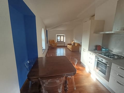 Kitchen or kitchenette, Dining area, stove