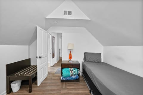 Mexicantown Detroit 2BR | Sleeps 7 + WiFi Apartment in Windsor