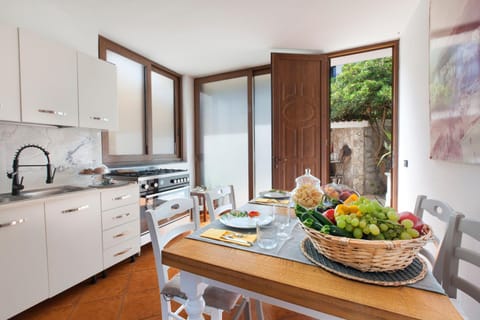 Kitchen or kitchenette, Food and drinks, Dining area, Food, stove