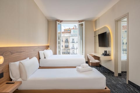 Bed, TV and multimedia, Balcony/Terrace, minibar, safe