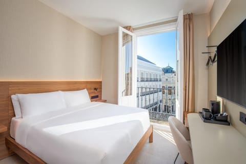 Bed, TV and multimedia, View (from property/room), Balcony/Terrace, Photo of the whole room, Bedroom