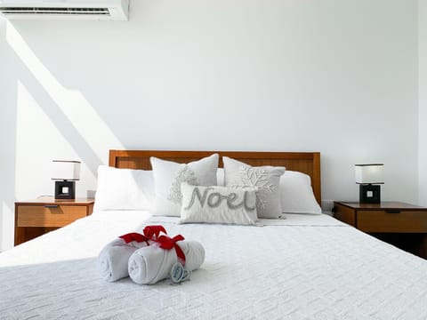 Bed, Bedroom, towels