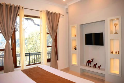 Bed, TV and multimedia, View (from property/room), Photo of the whole room, Evening entertainment, Bedroom