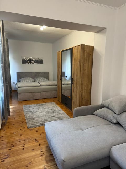 Photo of the whole room, Bedroom, wardrobe