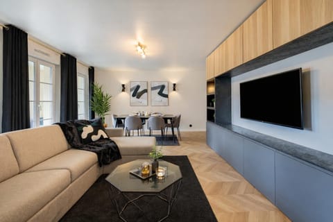 Communal lounge/ TV room, TV and multimedia, Living room, Seating area, Evening entertainment
