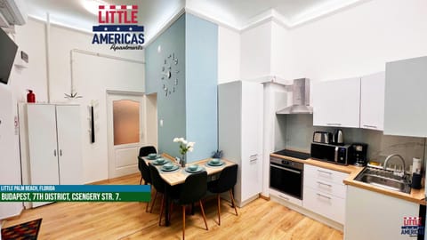 Coffee/tea facilities, Kitchen or kitchenette, Dining area, stove
