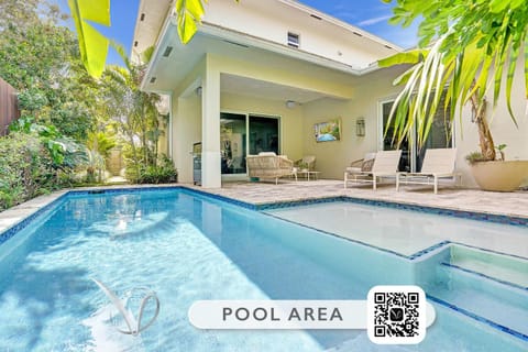 Patio, Pool view, Swimming pool, sunbed