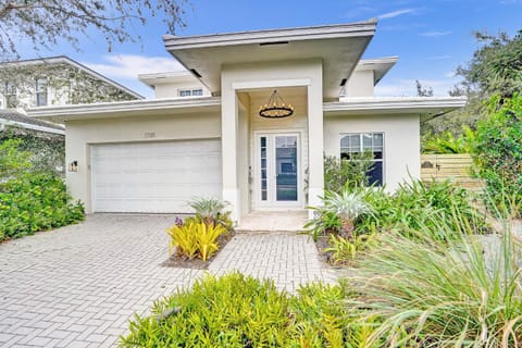 Property building, Facade/entrance, Garden, Parking