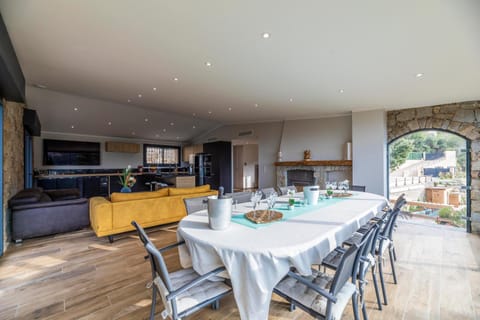 Living room, Seating area, Dining area