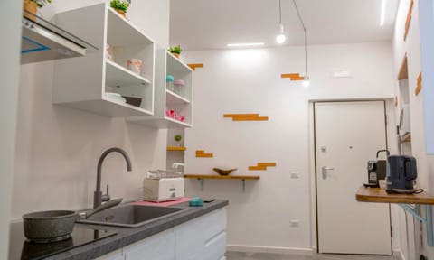 Coffee/tea facilities, Kitchen or kitchenette, oven, stove, toaster