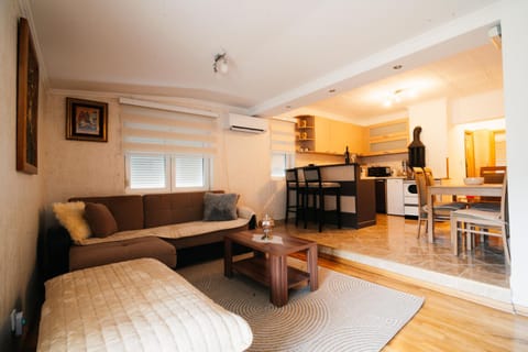 Kitchen or kitchenette, Living room, Seating area, Dining area, minibar, oven, pet friendly, stove, air conditioner