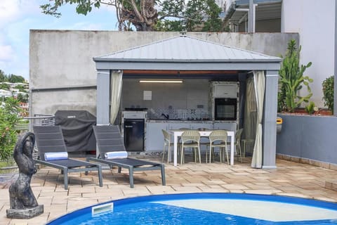 Dining area, Pool view, Swimming pool, sunbed