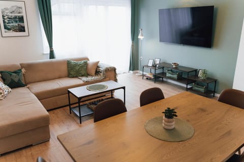 Communal lounge/ TV room, TV and multimedia, Living room, Seating area, Dining area