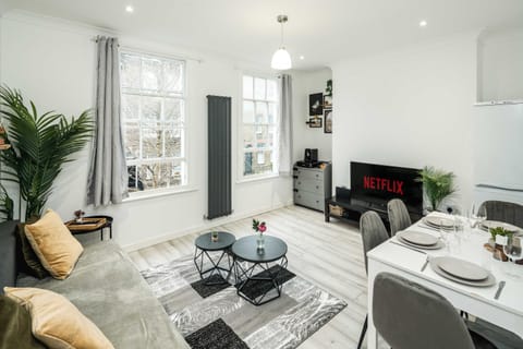 Shower, TV and multimedia, Coffee/tea facilities, Kitchen or kitchenette, Living room, Seating area, Dining area, Dinner, flat iron, hair dryier, heating, heating, microwave, oven, pet friendly, safe, toaster, towels, wardrobe