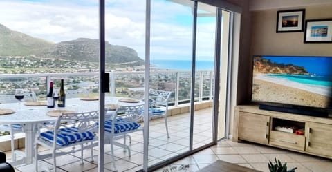 Patio, Natural landscape, Bird's eye view, TV and multimedia, View (from property/room), Living room, Seating area, City view, City view, Mountain view, Sea view