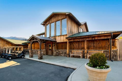 Peaceful Heights with Cozy Decks and Smart TV House in Great Smoky Mountains