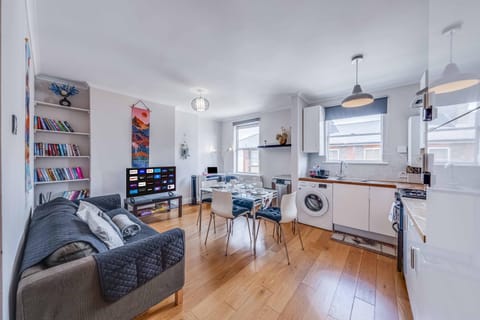 Kitchen or kitchenette, Dining area, washing machine