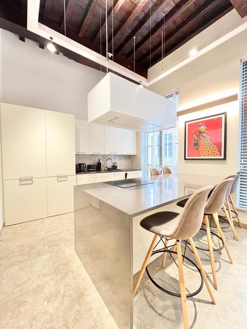 Kitchen or kitchenette, Dining area, minibar, stove