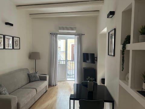 TV and multimedia, Living room, Seating area, Dining area, air conditioner