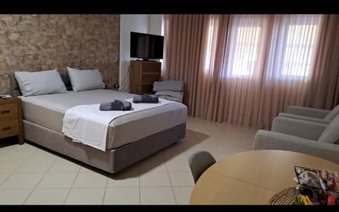 Bed, Photo of the whole room, Seating area, Bedroom, towels