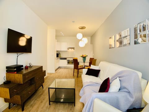 Spring, Day, TV and multimedia, Living room, Photo of the whole room, Seating area, Dining area, On site