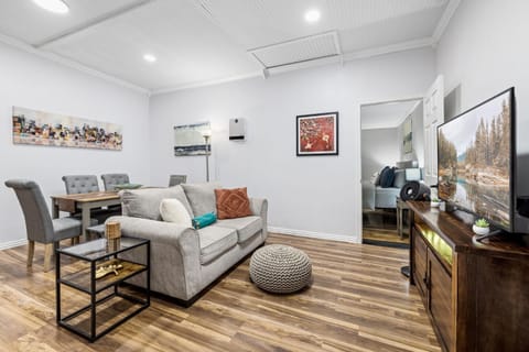 Creekside Cabin - Beaver Lake Creek Access Cabin in Rogers