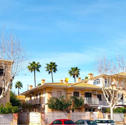 Property building, Off site, Day, Neighbourhood, Parking