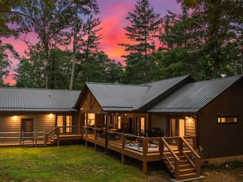 LUXE, 2 miles to Downtown, Hot Tub, Fire Pit, Secluded Serenity of the Blue Ridge Mountains House in Woodfin