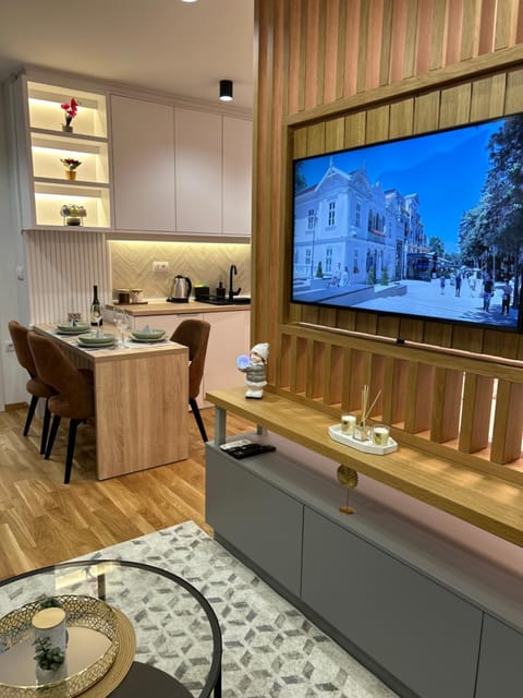 TV and multimedia, Kitchen or kitchenette, Living room, Seating area, Dining area