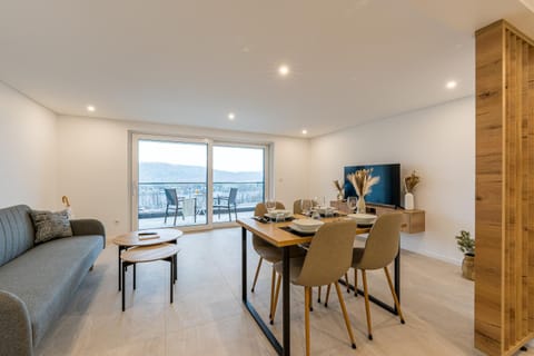 TV and multimedia, Balcony/Terrace, Living room, Seating area, Dining area, River view, River view, heating, heating, acessibility