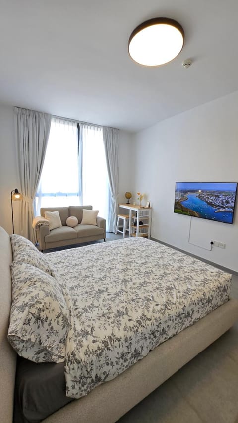 Bed, Living room, Photo of the whole room, Seating area, Bedroom