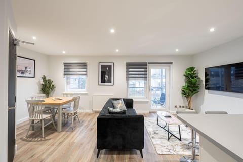 TV and multimedia, Living room, Seating area, Dining area
