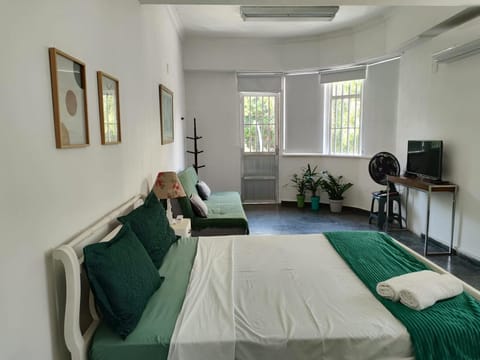 Bed, TV and multimedia, Living room, Photo of the whole room, Seating area, Bedroom, air conditioner