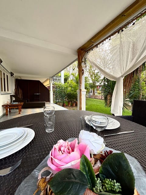 Patio, Food and drinks