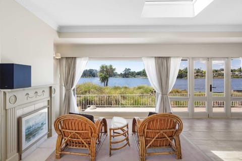 Stunning Lake Views & Hospital Location House in Hamilton