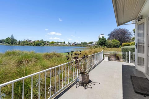 Stunning Lake Views & Hospital Location House in Hamilton