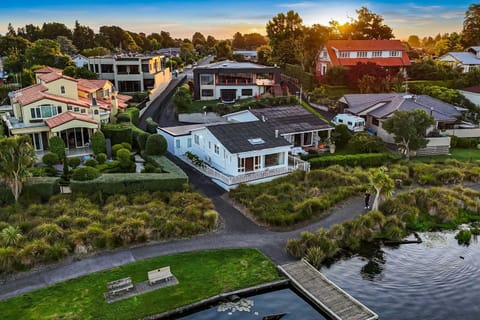 Stunning Lake Views & Hospital Location House in Hamilton