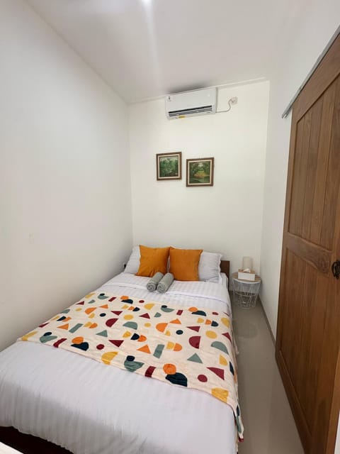 Bed, Bedroom, air conditioner