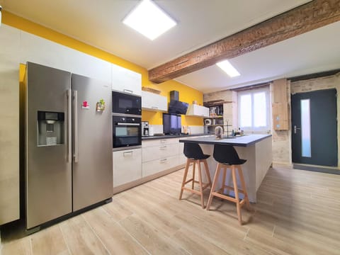 Kitchen or kitchenette, Dining area, dishwasher, oven, stove