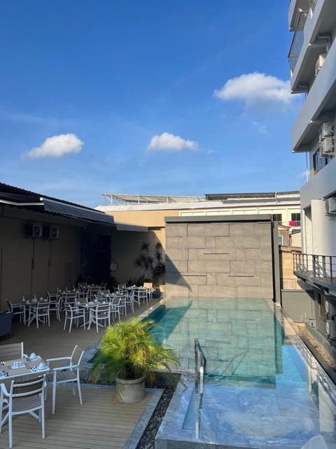 Restaurant/places to eat, Swimming pool, Breakfast