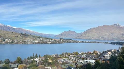 Property building, Day, Natural landscape, Bird's eye view, Lake view