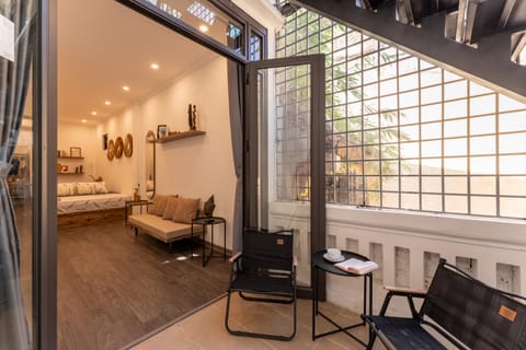 Photo of the whole room, Seating area