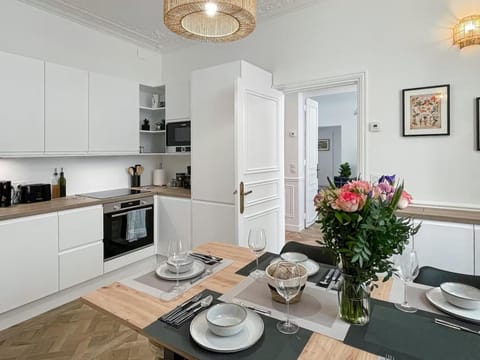 Coffee/tea facilities, Kitchen or kitchenette, Dining area, dishwasher, microwave, oven, stove, toaster